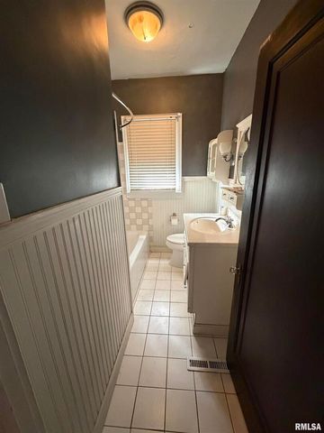 510 N MAPLE Street, Benton, IL 62812