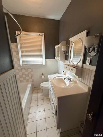 510 N MAPLE Street, Benton, IL 62812