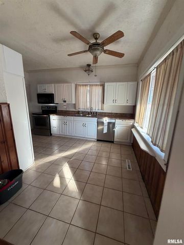 510 N MAPLE Street, Benton, IL 62812