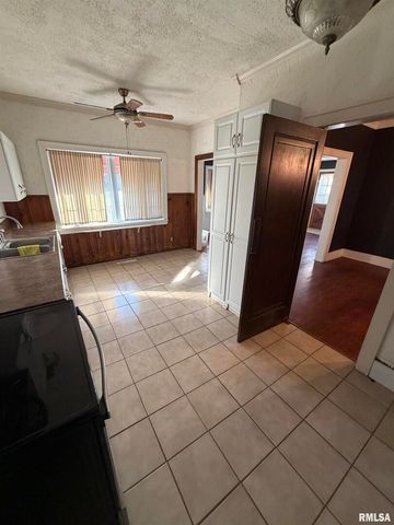 510 N MAPLE Street, Benton, IL 62812