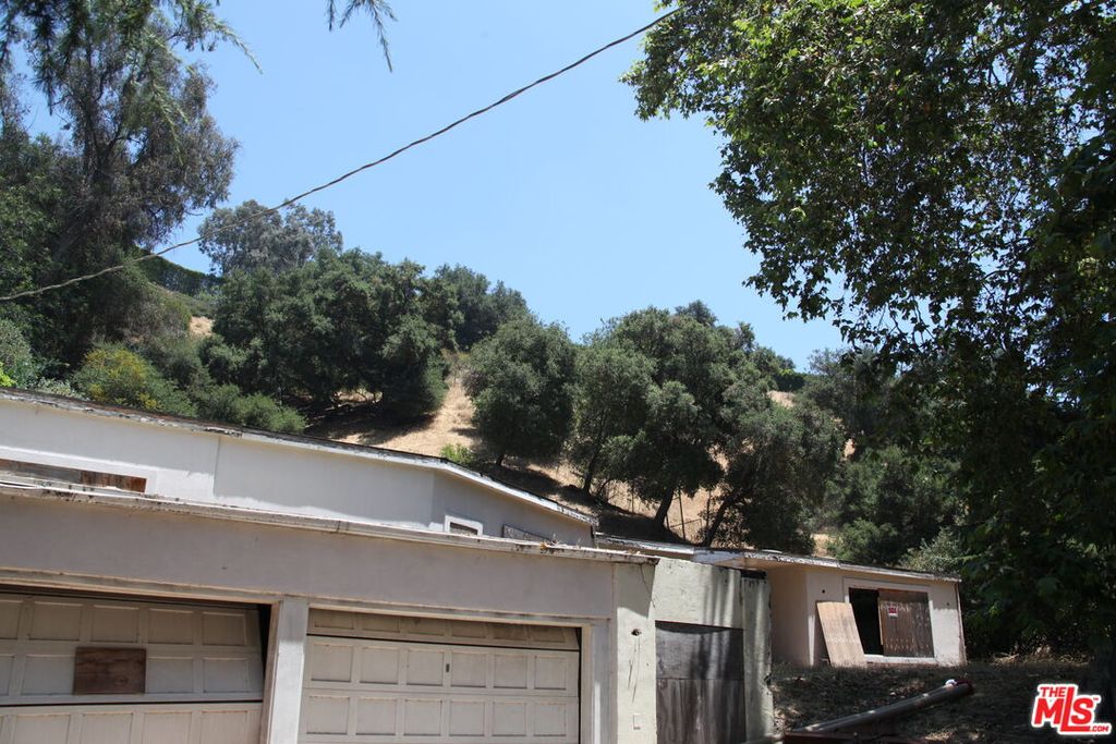 Image 1 of property listing at 2534 Benedict Canyon Dr, Beverly Hills, CA 90210