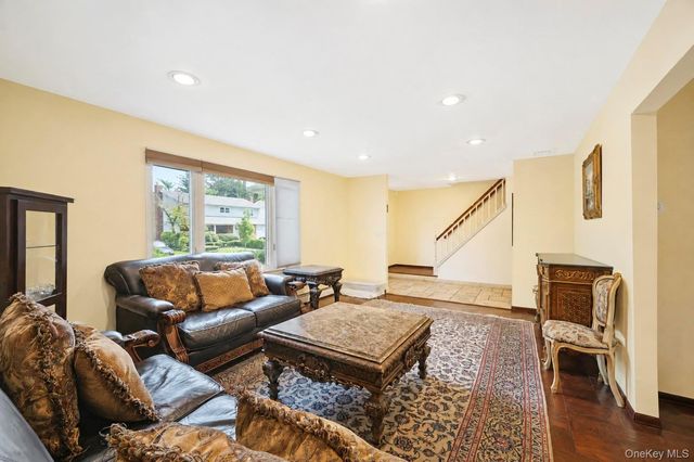 5 Cathy Lane, Great Neck, NY 11024