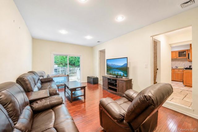 5 Cathy Lane, Great Neck, NY 11024
