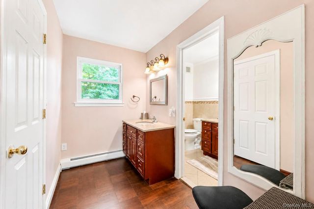 5 Cathy Lane, Great Neck, NY 11024