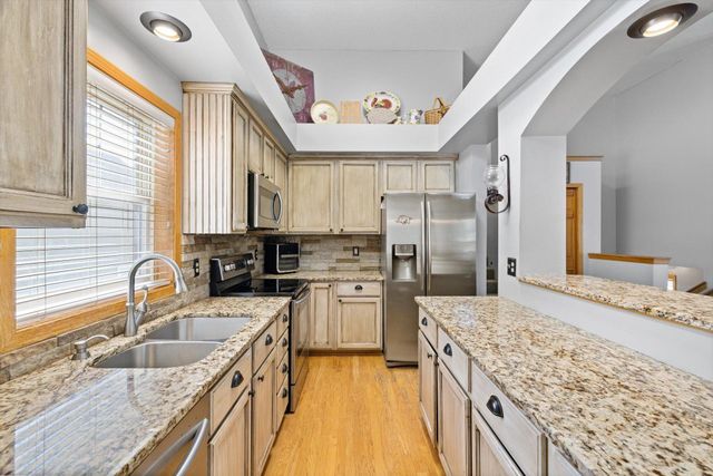 10154 Country Club Curve, Woodbury, MN 55129