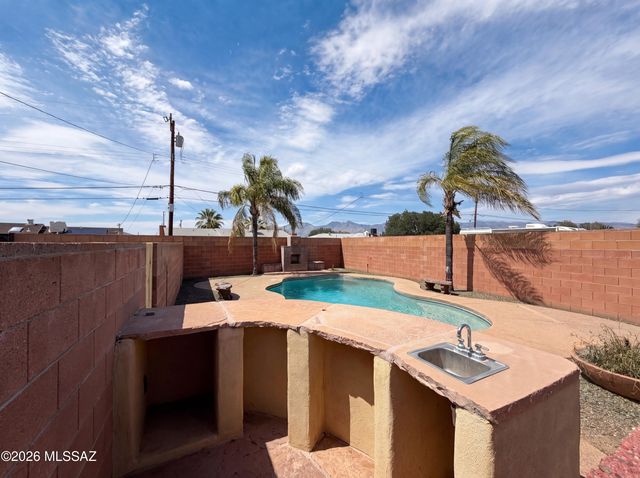 6611 E Julia Street, Tucson, AZ 85710