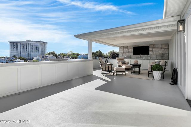 32 Shrewsbury Drive, Monmouth Beach, NJ 07750