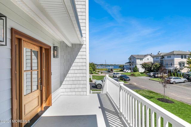 32 Shrewsbury Drive, Monmouth Beach, NJ 07750