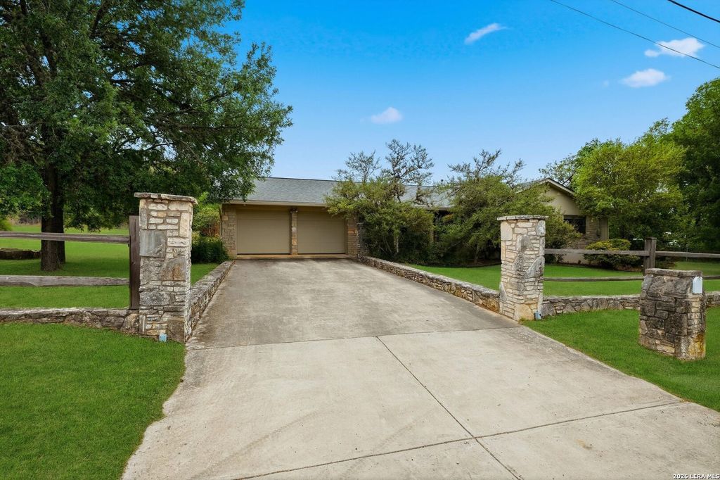 414 Schryver St, Boerne, TX 78006