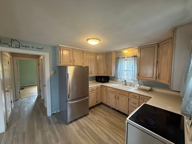 43 Manor Rd, Shrewsbury, MA 01545