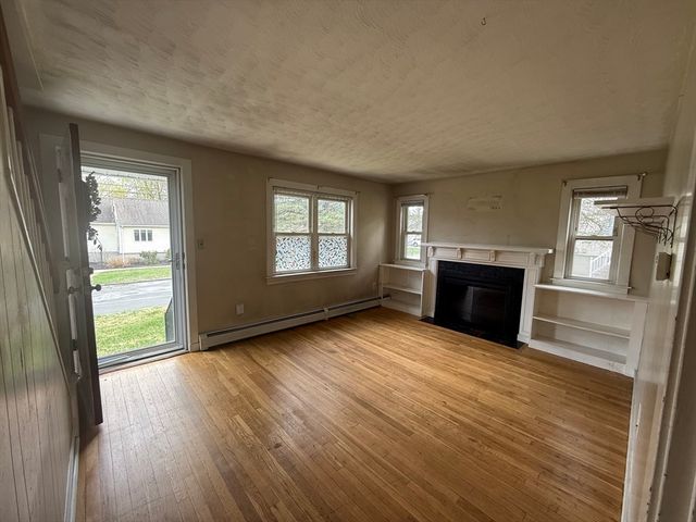 43 Manor Rd, Shrewsbury, MA 01545