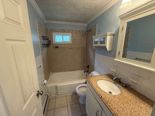 43 Manor Rd, Shrewsbury, MA 01545