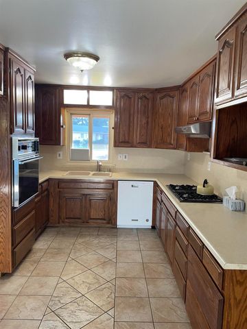 2113 Milford Ln, Modesto, CA 95355