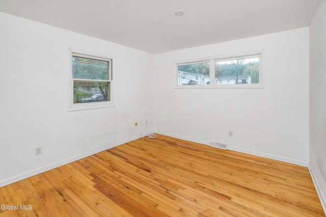 6 Hopkins Lane, Schaghticoke, NY 12182