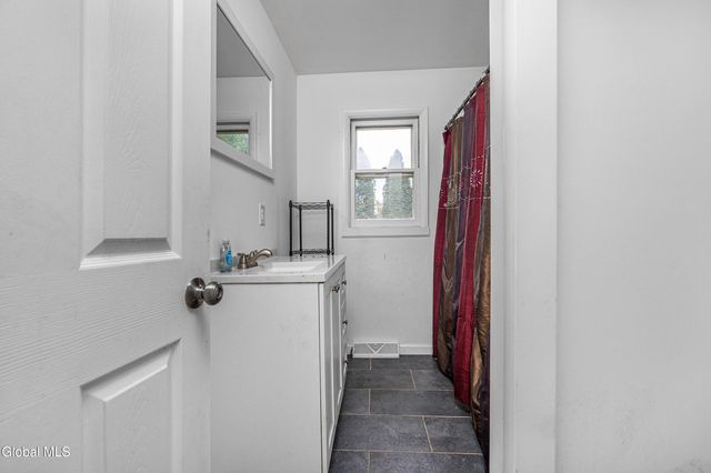 6 Hopkins Lane, Schaghticoke, NY 12182