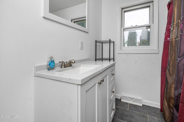 6 Hopkins Lane, Schaghticoke, NY 12182