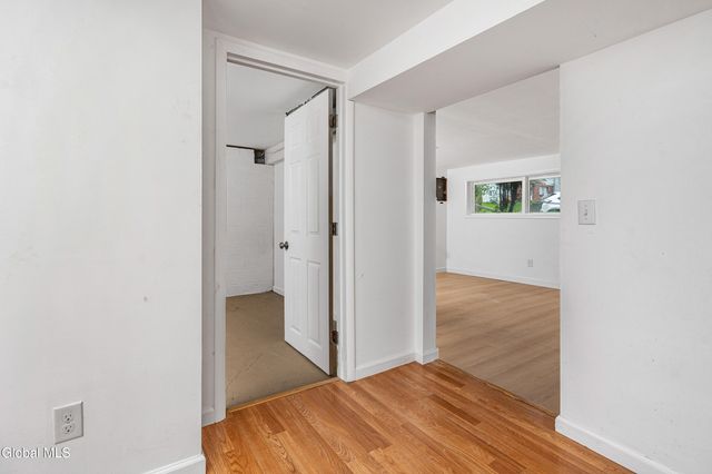 6 Hopkins Lane, Schaghticoke, NY 12182