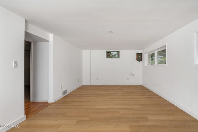 6 Hopkins Lane, Schaghticoke, NY 12182