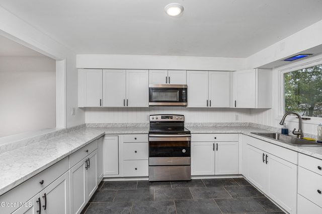 6 Hopkins Lane, Schaghticoke, NY 12182