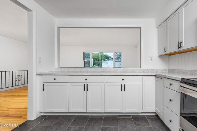 6 Hopkins Lane, Schaghticoke, NY 12182