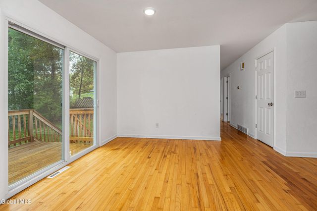 6 Hopkins Lane, Schaghticoke, NY 12182