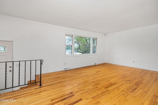 6 Hopkins Lane, Schaghticoke, NY 12182