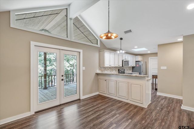 735 Wildwood Trl, Holly Lake Ranch, TX 75765