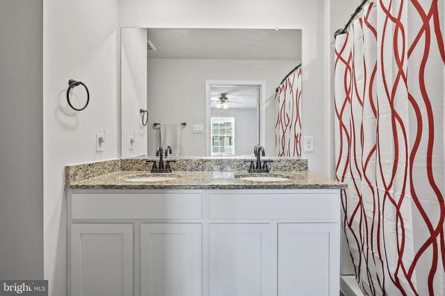 320 LOCUST RUN DR, York, PA 17404