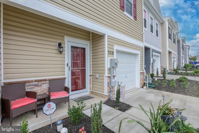 320 LOCUST RUN DR, York, PA 17404