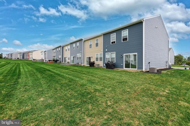 320 LOCUST RUN DR, York, PA 17404