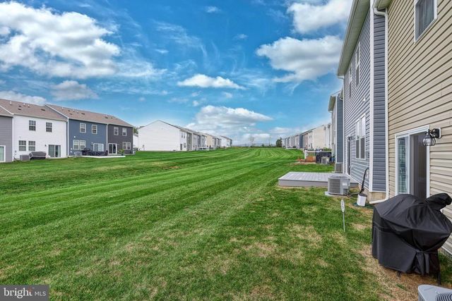 320 LOCUST RUN DR, York, PA 17404