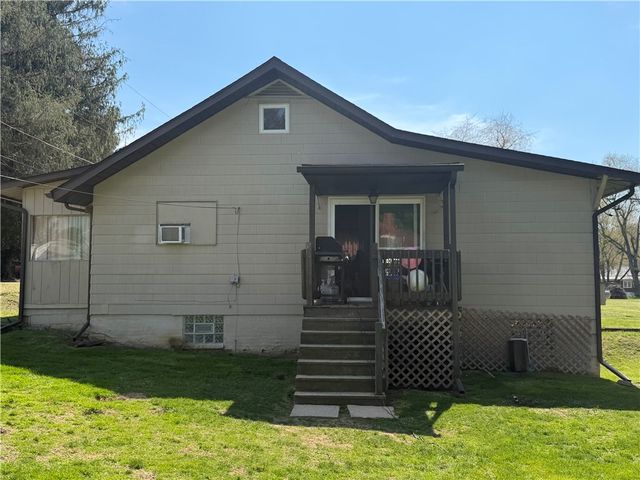 112 Schoolhouse Rd, Jefferson Twp, PA 15442