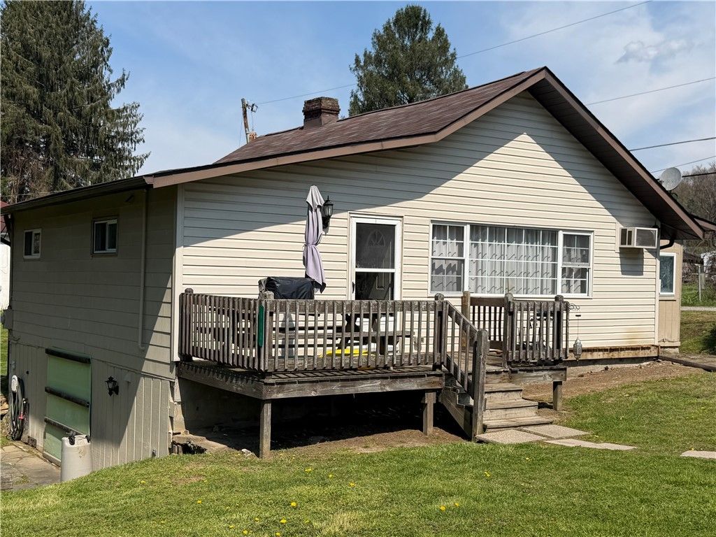 112 Schoolhouse Rd, Jefferson Twp, PA 15442