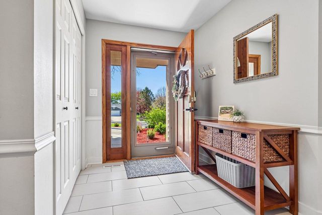 S45W25740 Red Oak COURT, Waukesha, WI 53189
