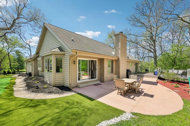 S45W25740 Red Oak COURT, Waukesha, WI 53189