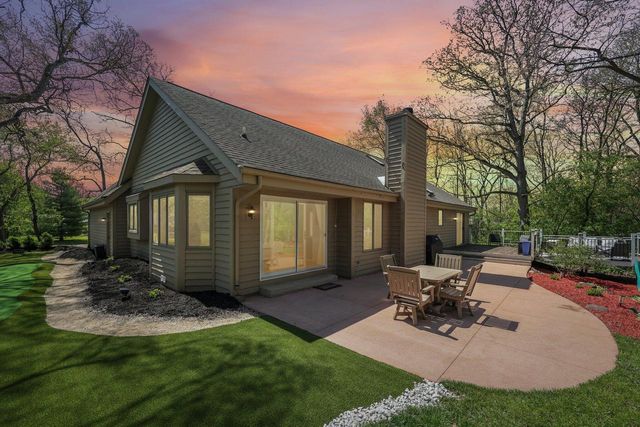 S45W25740 Red Oak COURT, Waukesha, WI 53189
