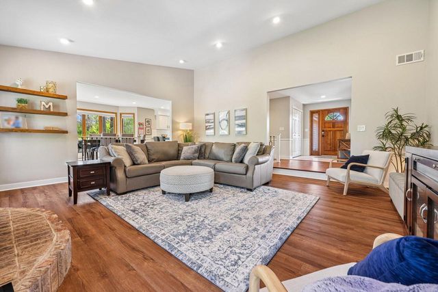S45W25740 Red Oak COURT, Waukesha, WI 53189