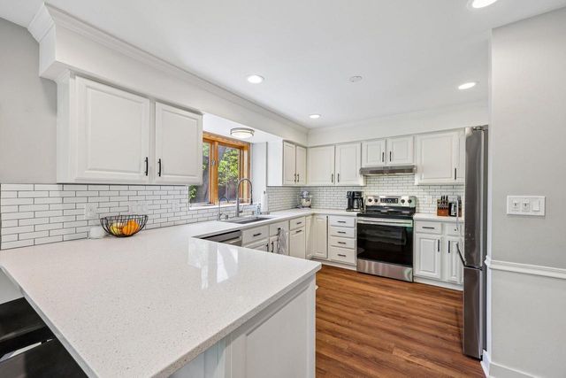 S45W25740 Red Oak COURT, Waukesha, WI 53189