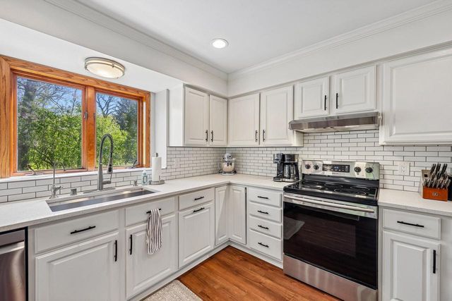 S45W25740 Red Oak COURT, Waukesha, WI 53189