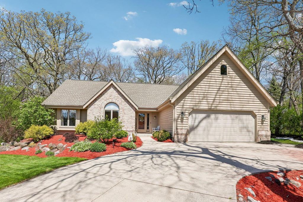 S45W25740 Red Oak COURT, Waukesha, WI 53189