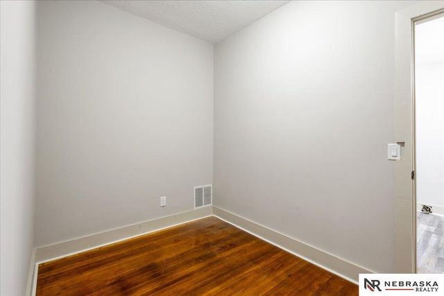 1330 S 21st Street, Omaha, NE 68107