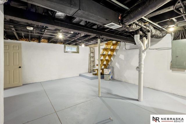 1330 S 21st Street, Omaha, NE 68107