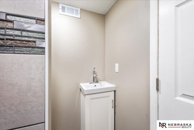 1330 S 21st Street, Omaha, NE 68107