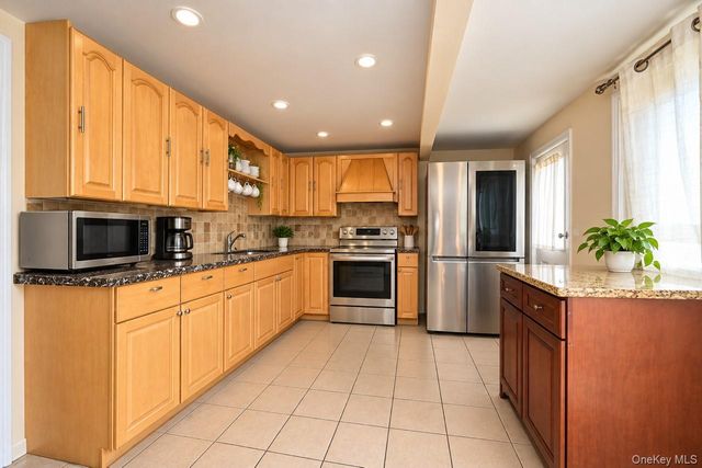 108 E 6th Road, Broad Channel, NY 11693