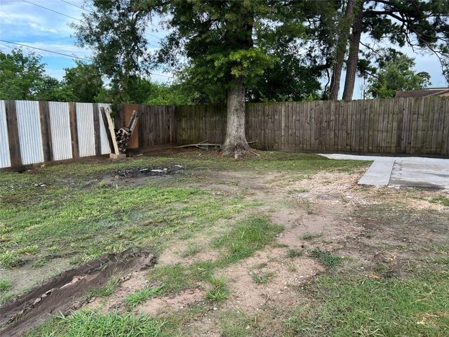 9707 Pineland Road, Houston, TX 77044