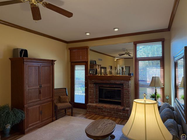 3349 SW McClure CT, Topeka, KS 66614