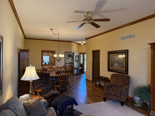 3349 SW McClure CT, Topeka, KS 66614