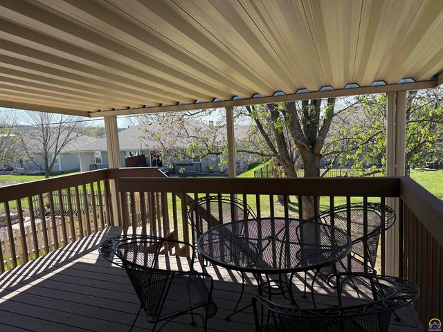 3349 SW McClure CT, Topeka, KS 66614