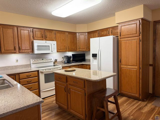 3349 SW McClure CT, Topeka, KS 66614