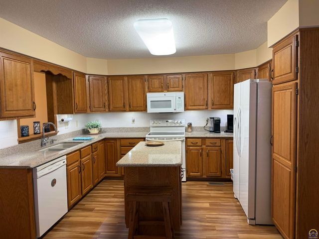 3349 SW McClure CT, Topeka, KS 66614
